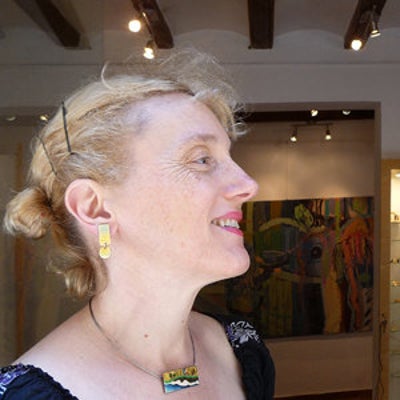 Montse Núñez artesana del esmalte